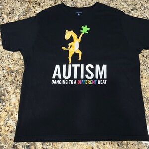 Autism Awareness Giraffe 🦒 Short Sleeve Black Tee